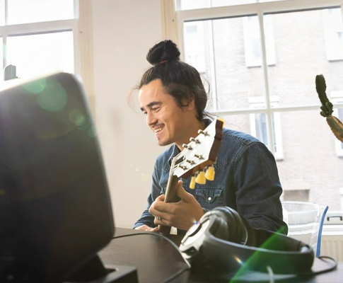 Gyo Kretz在旅途中使用KRK GoAux制作热门歌曲