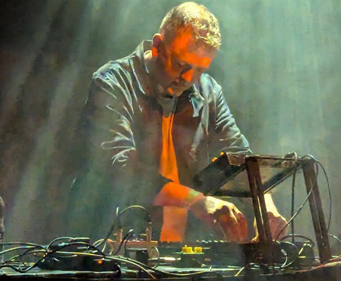 SSL 12 驾驭现场，成为 Om Unit 的演出核心